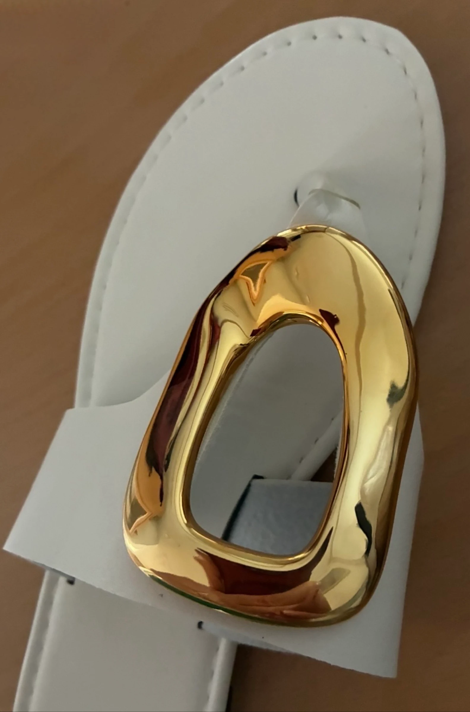 White thong sandals with golden buckle – photo 2